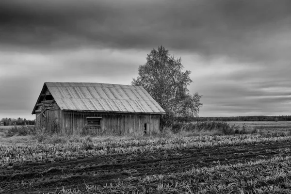 Scheune bei den Herbstfeldern — Stockfoto