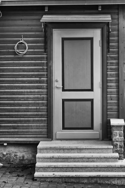 Puerta en una pared de madera — Foto de Stock