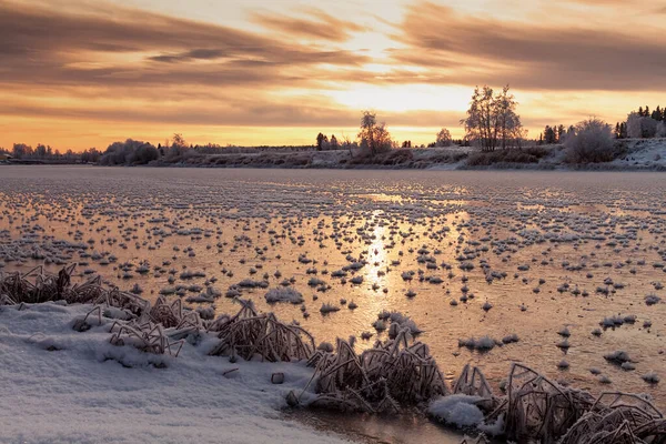 Восход солнца над замерзшей рекой — стоковое фото