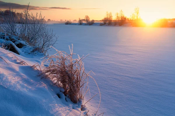 Zimní východ slunce nad ledovou řekou — Stock fotografie