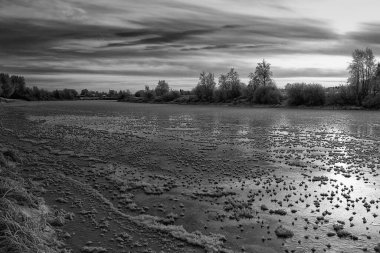 Nehir, Finlandiya 'nın kırsalında doğan güneşin altında donar. Kış gündoğumu dramatikleşiyor ama soğuk..