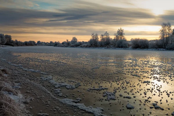 Fiume Congela Sotto Sole Nascente Nella Finlandia Rurale Albe Invernali — Foto Stock