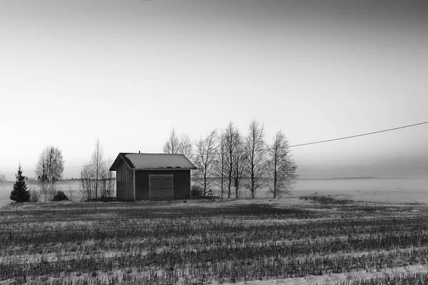 Liten Hydda Står Snöiga Fälten Landsbygden Finland Solen Går Ner — Stockfoto