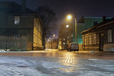 Estonya 'nın başkenti Tallinn' de kış gecesi sahnesi. Bahar geliyor ve kar yavaşça eriyor sokaklardan..