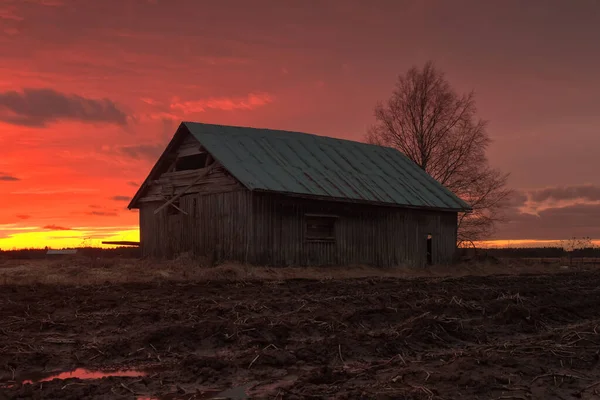 Slunce Krásně Zapadá Jarní Noci Severním Finsku Starý Stodola Dům — Stock fotografie