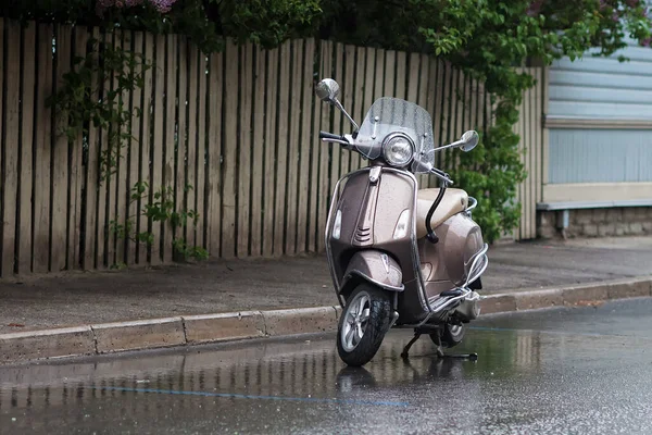 Uma Scooter Está Estacionada Por Uma Rua Dia Chuvoso Verão — Fotografia de Stock