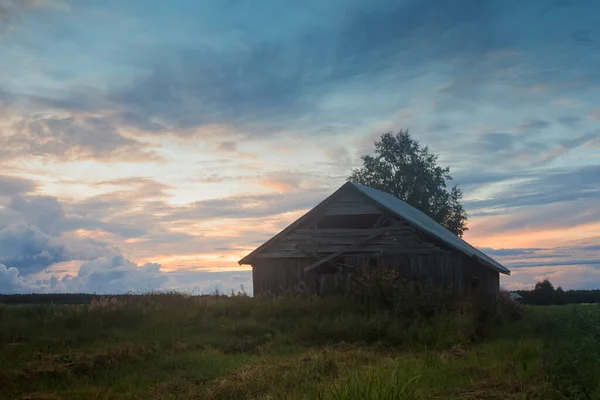 Soleil Été Couche Dramatiquement Derrière Une Ancienne Grange Dans Campagne — Photo