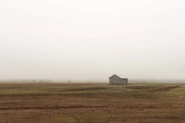 浓雾覆盖了芬兰农村的田野和谷仓 — 图库照片