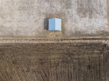 Kuzey Finlandiya 'daki tarlaların oradaki ahır manzaralı bir ev. Tarlalar uzun kıştan sonra çiftçileri bekliyor..