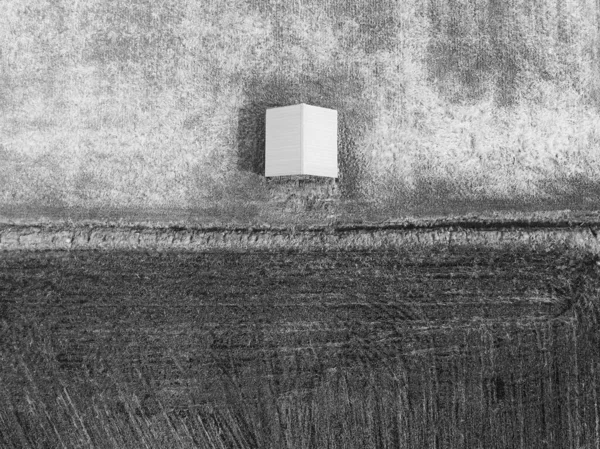 Kuzey Finlandiya 'daki tarlaların oradaki ahır manzaralı bir ev. Tarlalar uzun kıştan sonra çiftçileri bekliyor..