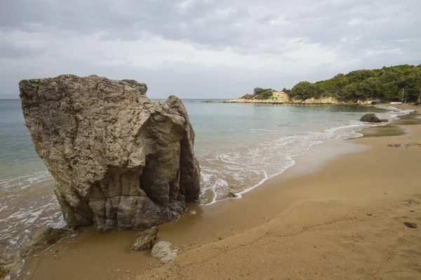 Yunan Adası Sithonia Deniz Kıyısında Bir Kaya — Stok fotoğraf