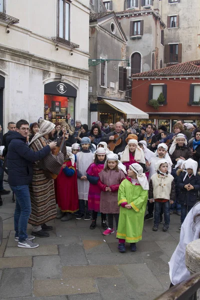 이탈리아 베니스 2018 베네치아의 거리에서 어린이들 복장을 축하하는 기독교 — 스톡 사진