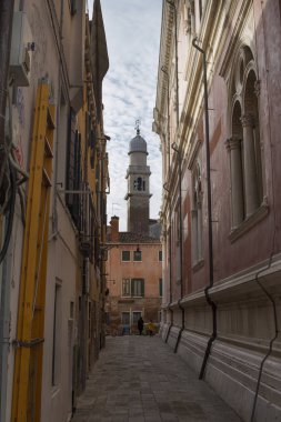  Venedik sokakları, San Pantalon Kulesi manzarası.