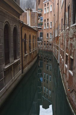 Venedik 'te gondolları ve köprüleri olan kanalların görüntüsü