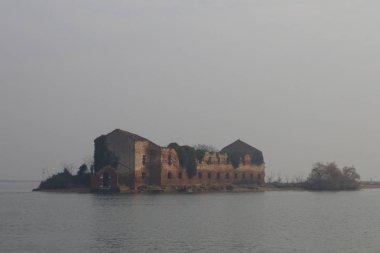 Madonna del Monte 'de kışın sisle çevrili bir gemiden görüntü