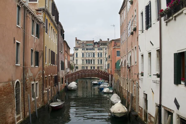 Utsikt Över Kanaler Venedig Med Gondoler Och Broar — Stockfoto