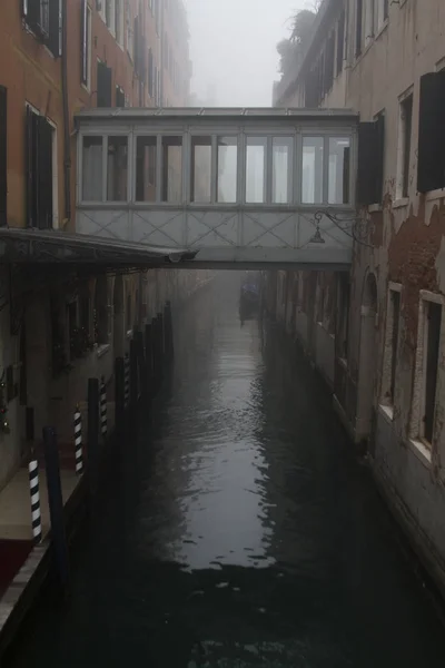Utsikt Över Kanaler Venedig Med Gondoler Och Broar — Stockfoto