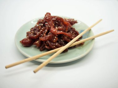 Dilimlenmiş kuru ve çıtır çıtır domuz eti.