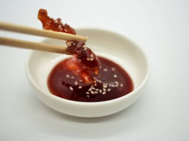 Dilimlenmiş kuru ve çıtır çıtır domuz eti.