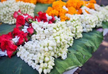 Çelenk, bir çiçek ziyafeti, süs eşyası olarak ya da bir şeyin onuru olarak takılmış.