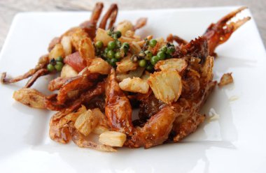 Tayland otlu kızarmış yengeç.