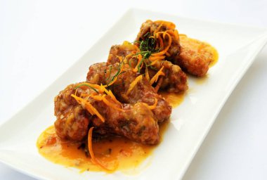 Portakal soslu kızarmış tavuk kanadı.