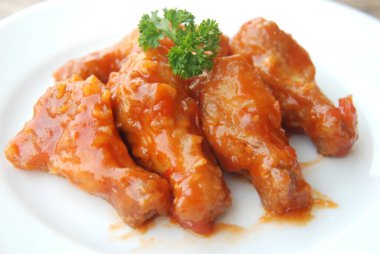 Baharatlı soslu kızarmış tavuk kanadı