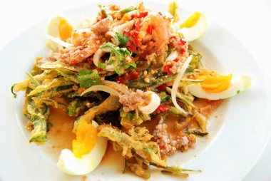 Tayland baharatlı salatayla kızarmış sabah zaferi