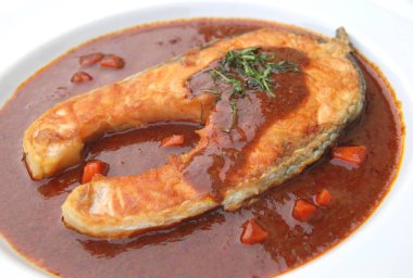 Kızarmış somon, kırmızı köri sosu. 