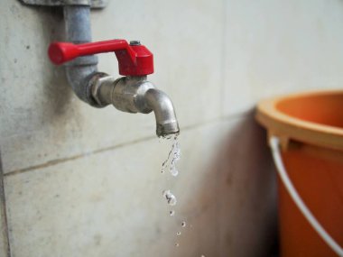 Suyun altından su sızıyor.