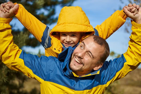 Portrait d'un homme heureux et d'un enfant sur la nature automnale — Photo