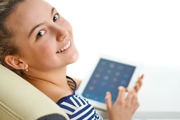 Portrait of a beautiful young smiling woman with tablet computer — Stock Photo, Image