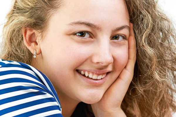 Porträt eines schönen lächelnden Mädchens — Stockfoto