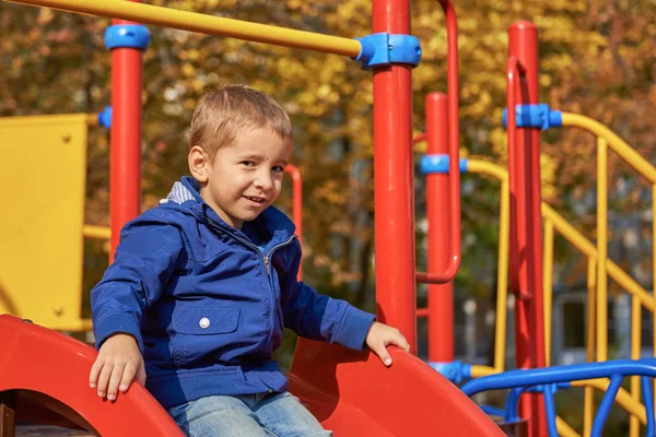 Retrato de uma criança feliz no parque infantil — Fotografia de Stock