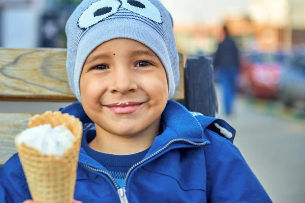 Retrato de un niño feliz con un helado. Fotos al aire libre — Foto de Stock