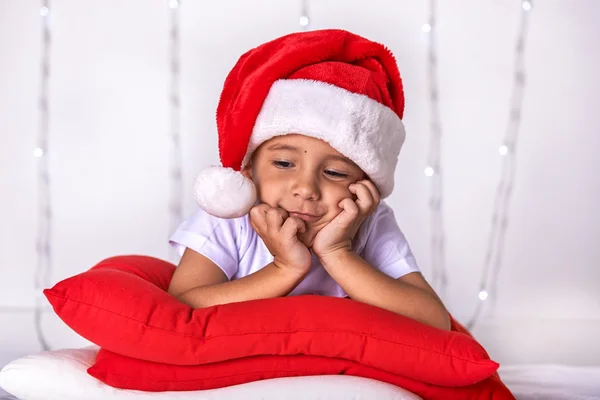 Un niño pequeño vestido como Papá Noel en anticipación de la Navidad y el Año Nuevo —  Fotos de Stock