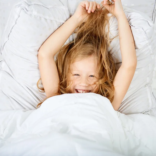 Portrait d'un enfant heureux au lit — Photo
