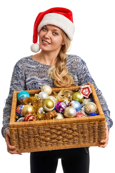 Retrato de una hermosa mujer feliz con una cesta de adornos de Navidad —  Fotos de Stock