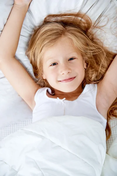 Portrét šťastné dítě v posteli — Stock fotografie