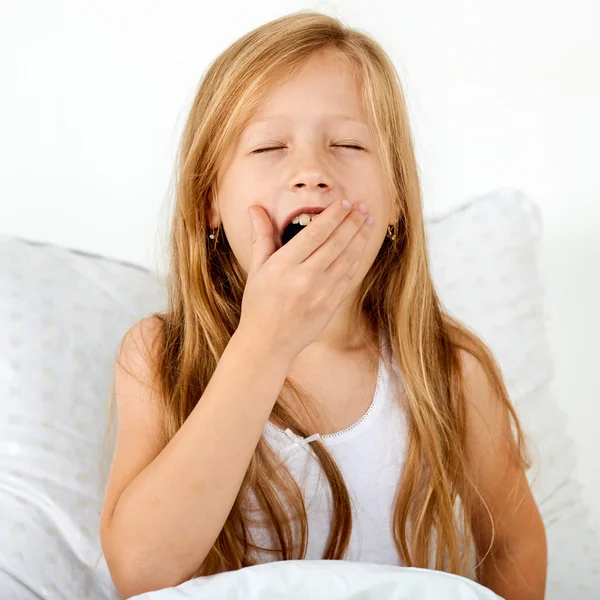 Portrait of a beautiful little girl who very much wants to sleep — Stock Photo, Image