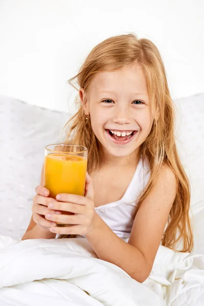 Portrait de heureuse petite fille avec un verre de jus — Photo