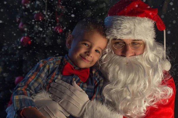Retrato de un niño feliz con Papá Noel junto al árbol de Navidad — Foto de Stock