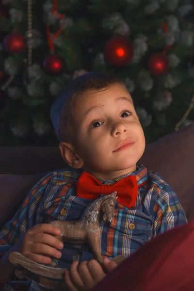 Retrato de un niño feliz junto al árbol de Navidad — Foto de Stock