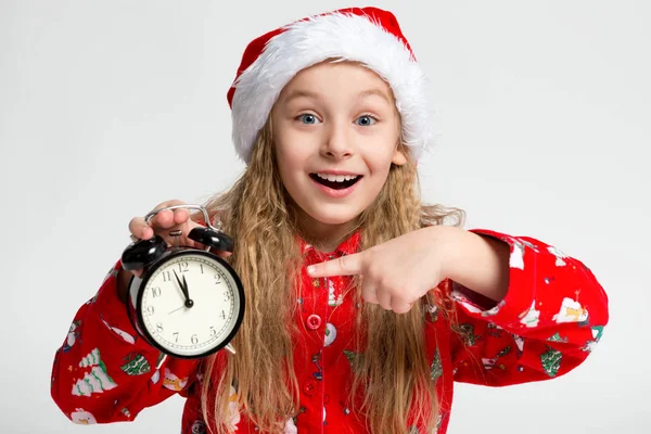 Retrato navideño de un niño feliz. Hermosa niña con una gorra de Santa Claus — Foto de Stock