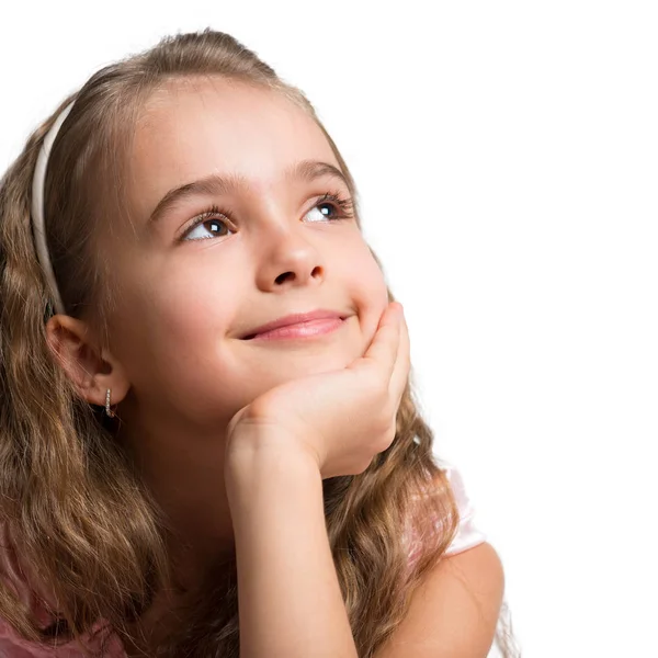 Portret pięknej małej dziewczynki na białym tle. Dziecko o czymś marzy — Zdjęcie stockowe