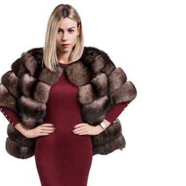 Güzel bir genç kadının portresi beyaz zemin üzerinde bir kürk giymiş