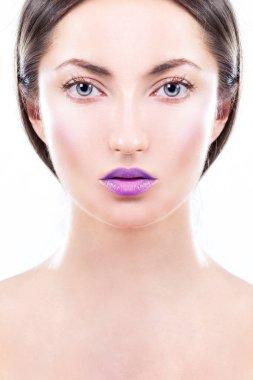 Güzel bir genç kadının portresi. Yüz yakın çekim