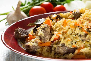 Pilav yemek masası üzerinde