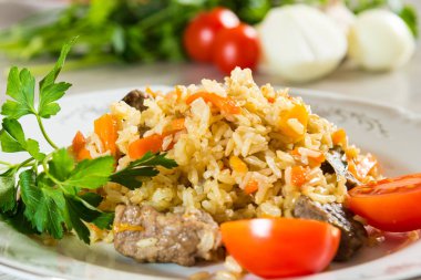 Pilav yemek masası üzerinde