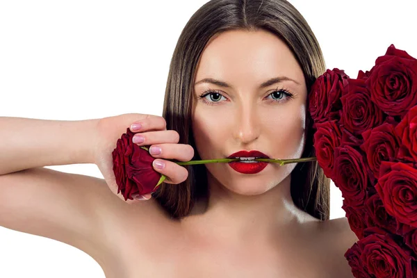 Retrato de una hermosa joven con un ramo de flores sobre un fondo blanco — Foto de Stock